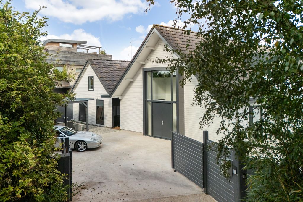 Property photo 2 of 76