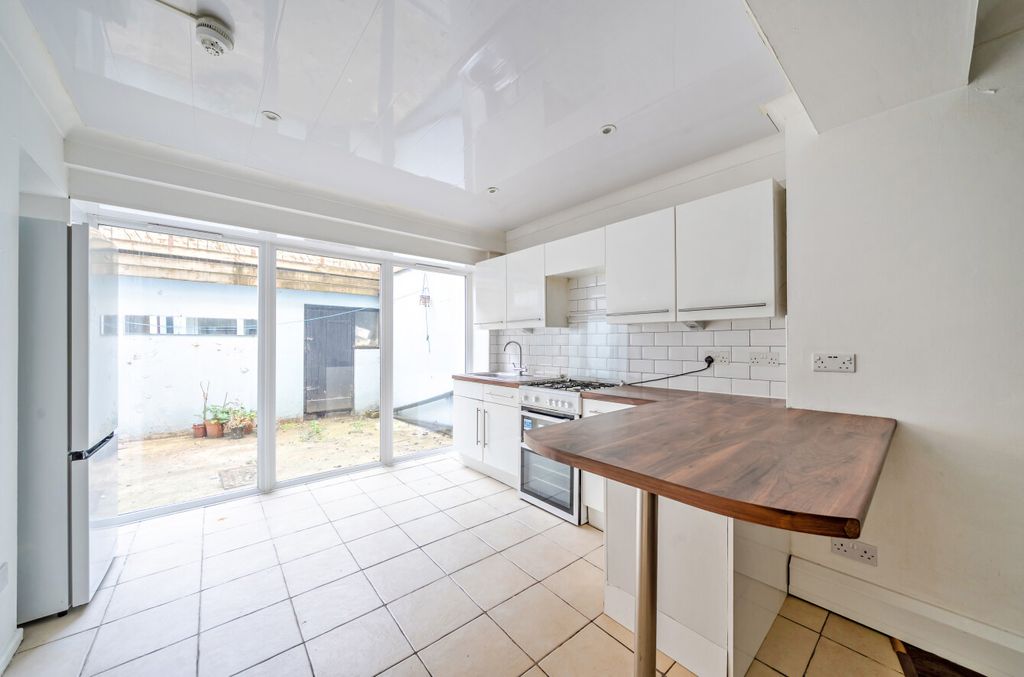Property photo 3 of 16 25-6A51221Ca4158-...