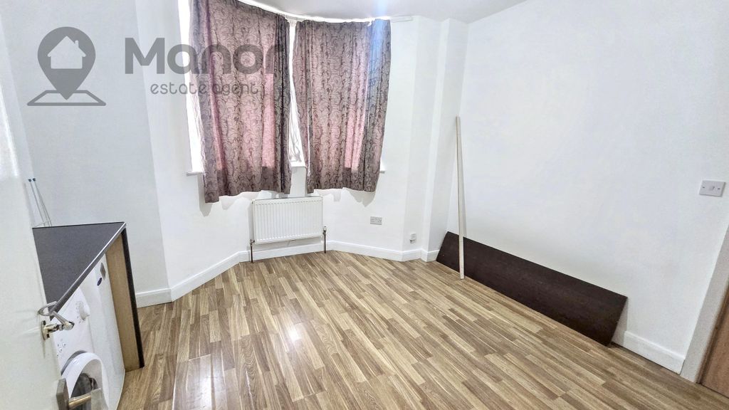 Property photo 1 of 5 Flat 1