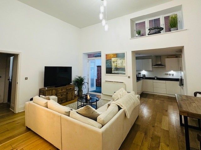 Property photo 1 of 17 Lounge