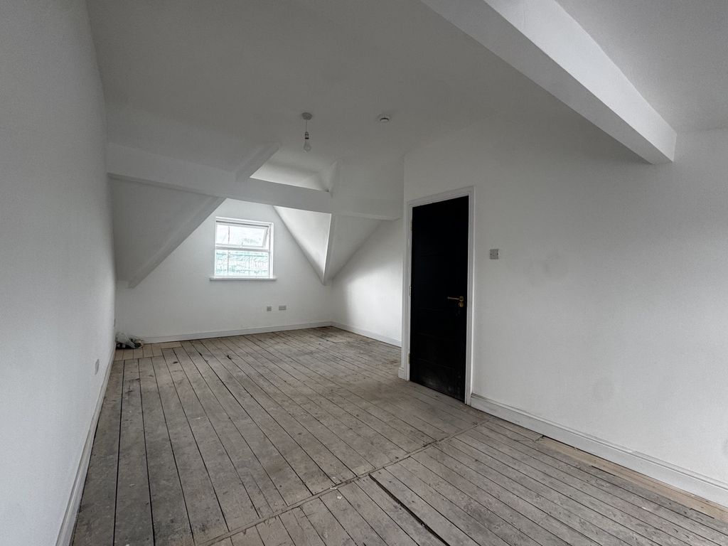 Property photo 3 of 8 Medium Office 2