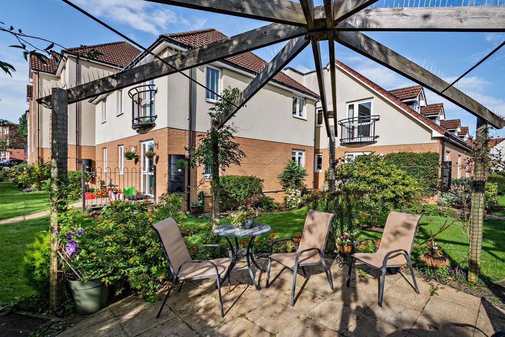 Property photo 2 of 19 Communal Gardens