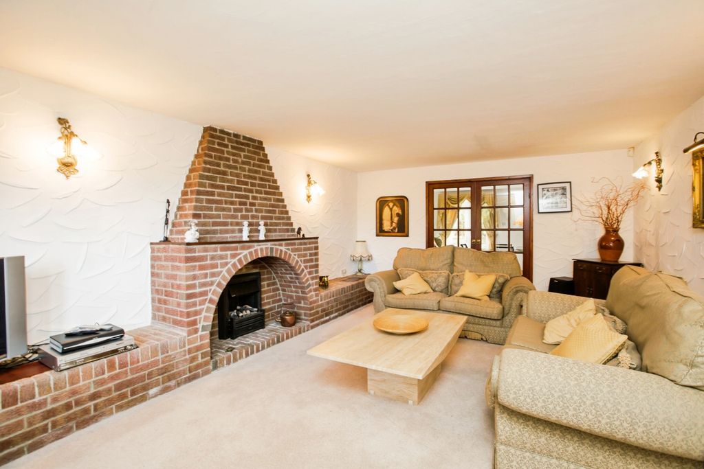 Property photo 2 of 30 Lounge