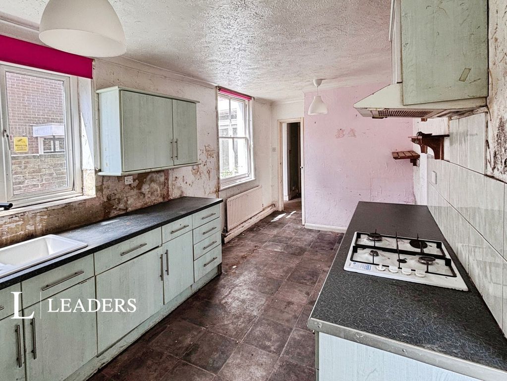 Property photo 3 of 13 Kitchen