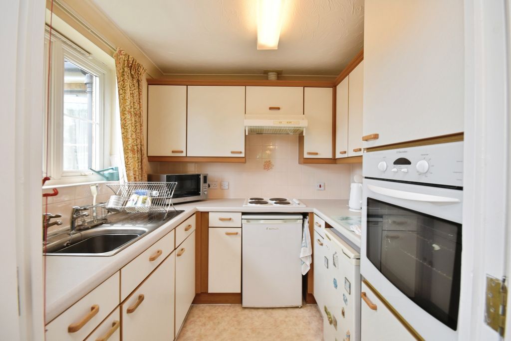 Property photo 3 of 12 Kitchen