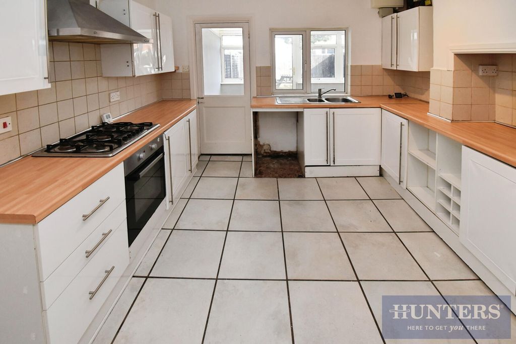 Property photo 2 of 11 Kitchen