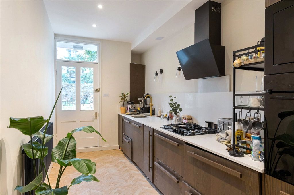 Property photo 2 of 11 Picture No. 12