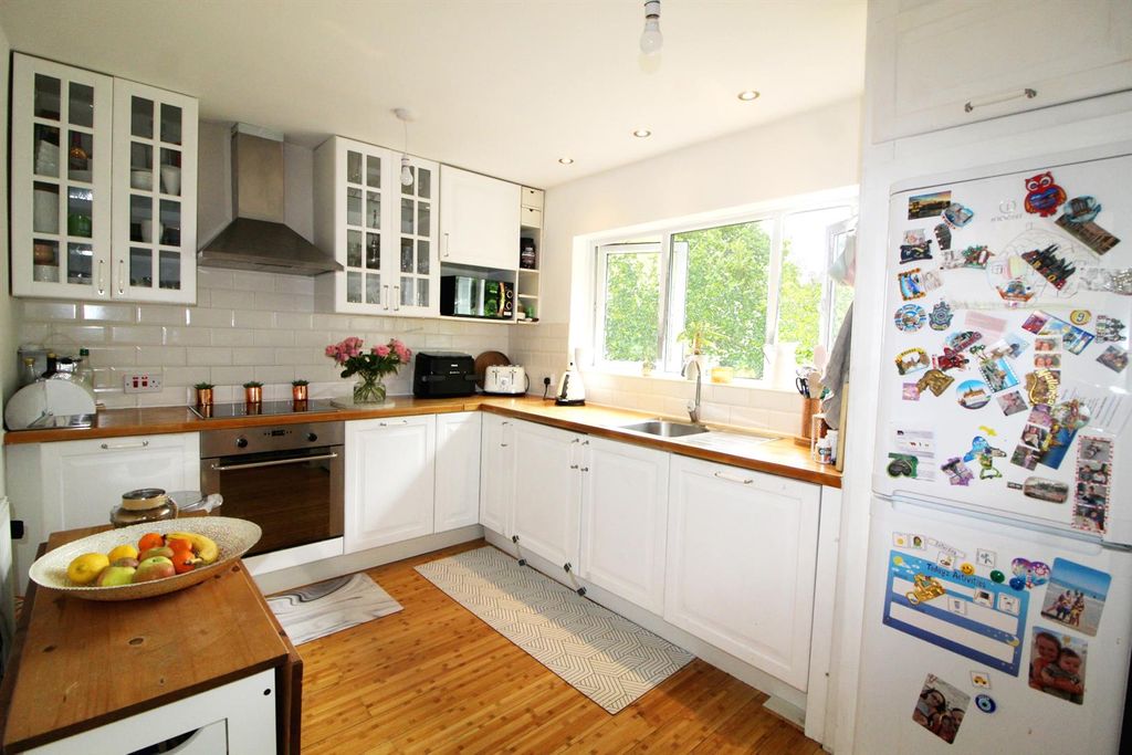 Property photo 3 of 10 Kitchen E.Jpg
