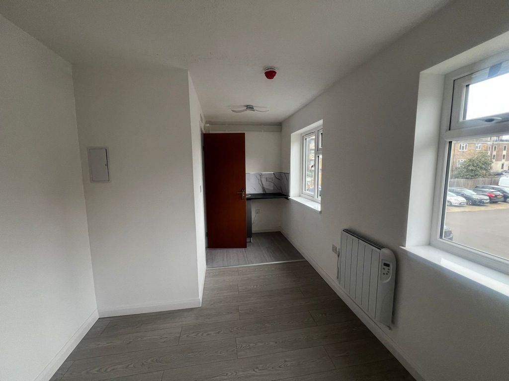 Property photo 2 of 6 E825246c-3E2B-4Caf-90B5-3E654c195A17