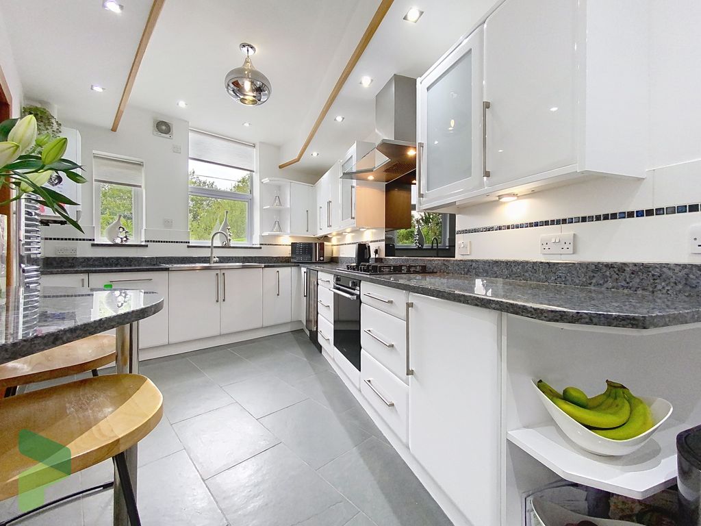 Property photo 1 of 39 Fully Fitted Kitchen