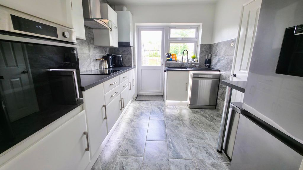 Property photo 3 of 16 Kitchen