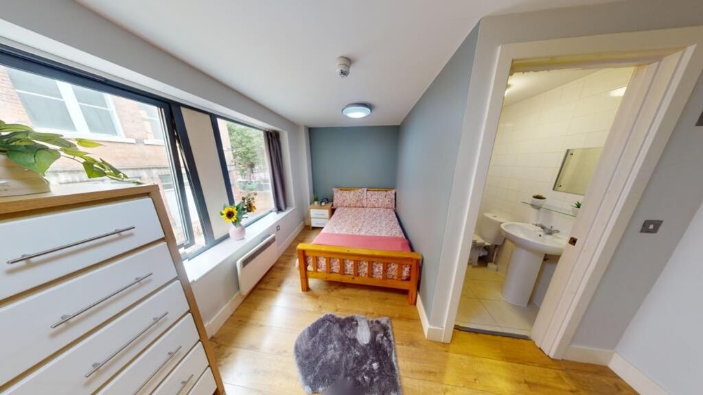 Property photo 2 of 6 A Bright And Spacious Double Bedroom Featuring Lar...