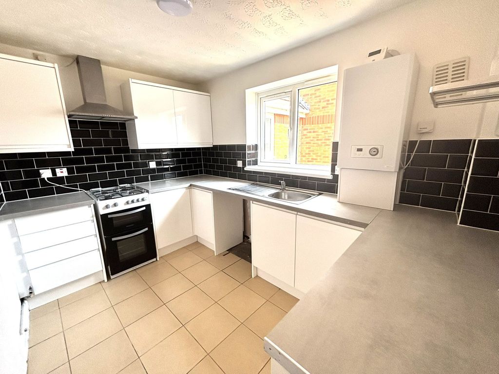 Property photo 3 of 9 Kitchen