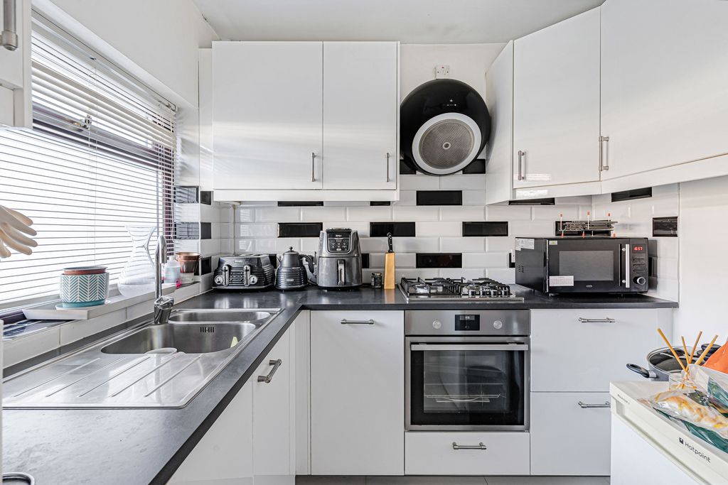 Property photo 3 of 23 Kitchen