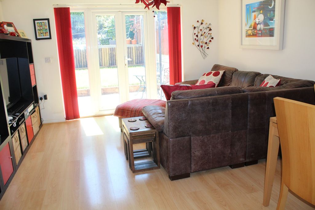 Property photo 3 of 12 Lounge Picture 2