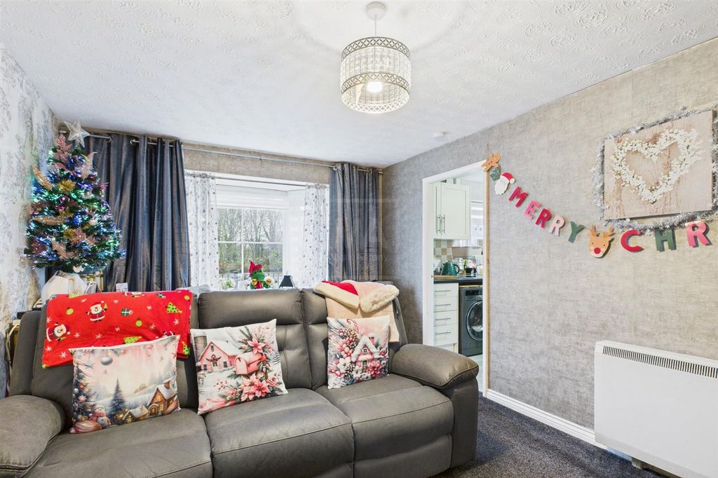 Property photo 3 of 17 Lounge