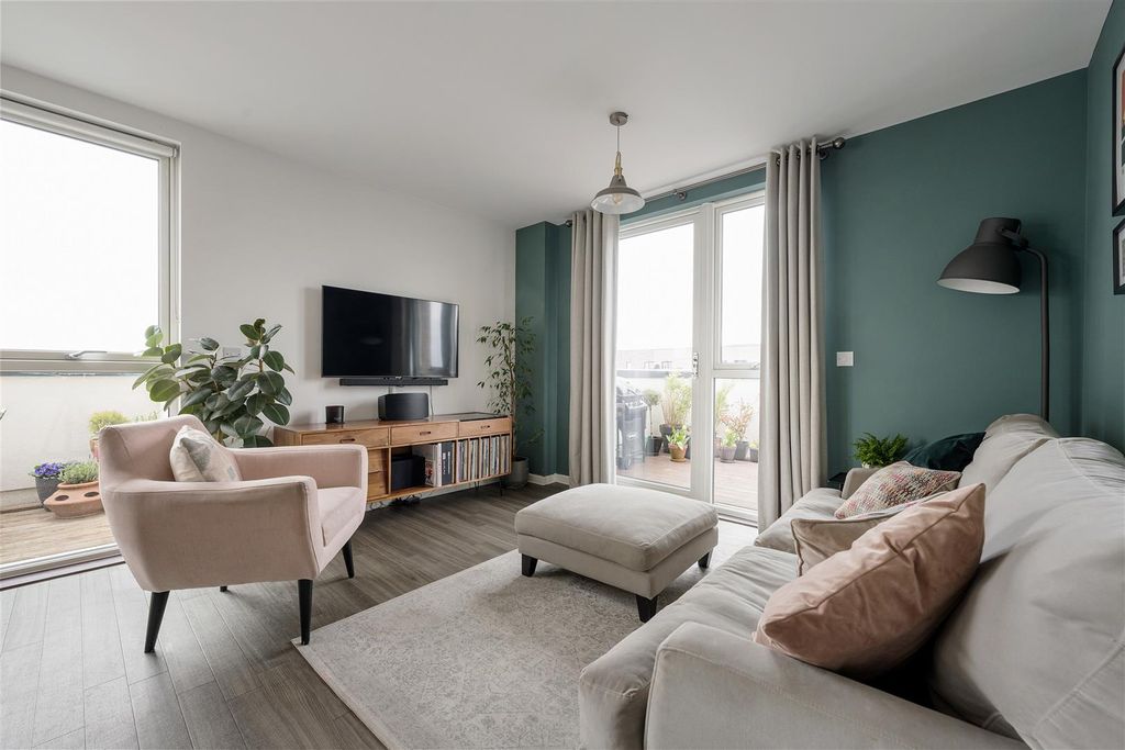 Property photo 2 of 32 Troubridge Square, E17