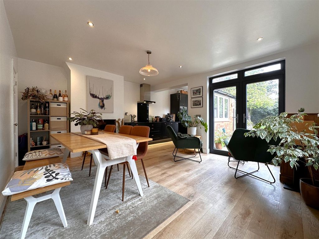 Property photo 2 of 21 Open-Plan Living Space 749