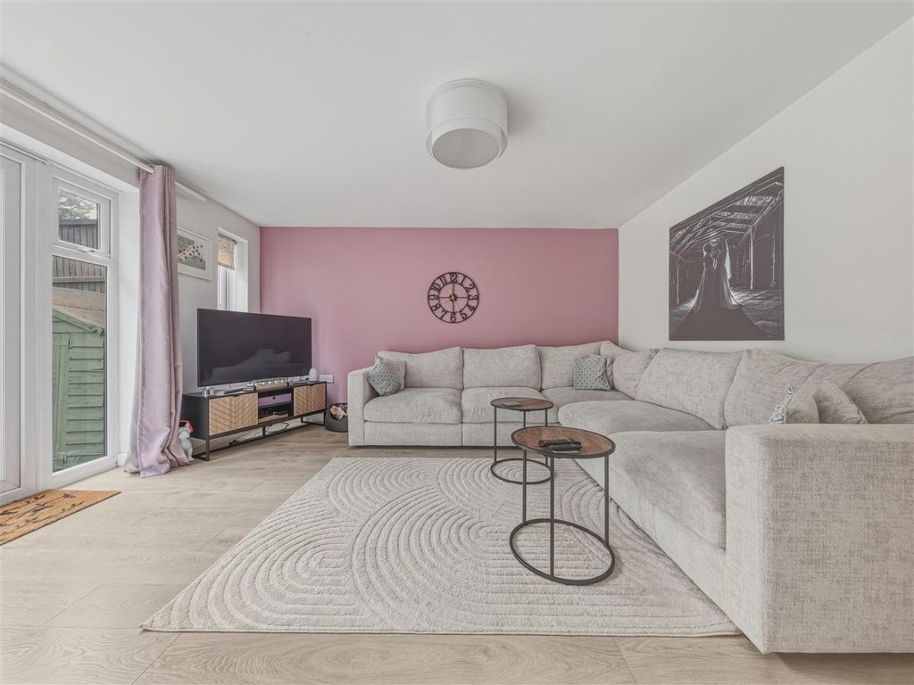 Property photo 3 of 24 32 Plaxton (15).Jpg
