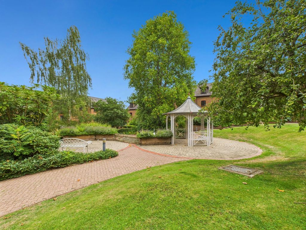 Property photo 2 of 29 Communal Gardens