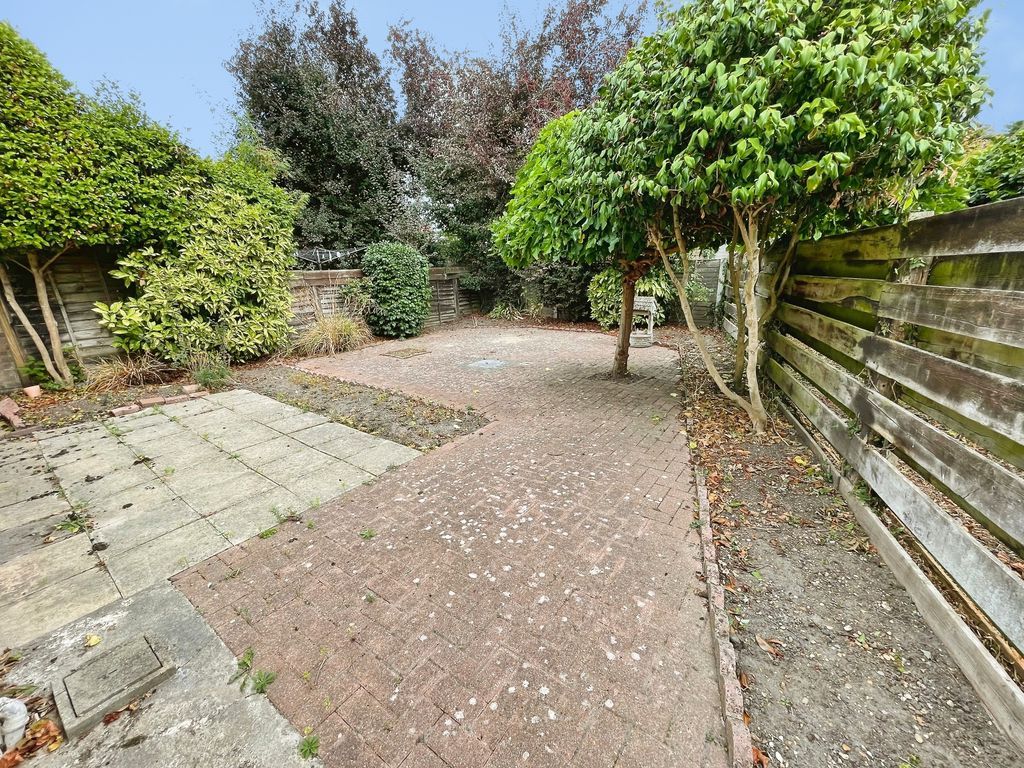 Property photo 2 of 22 Caroline Close