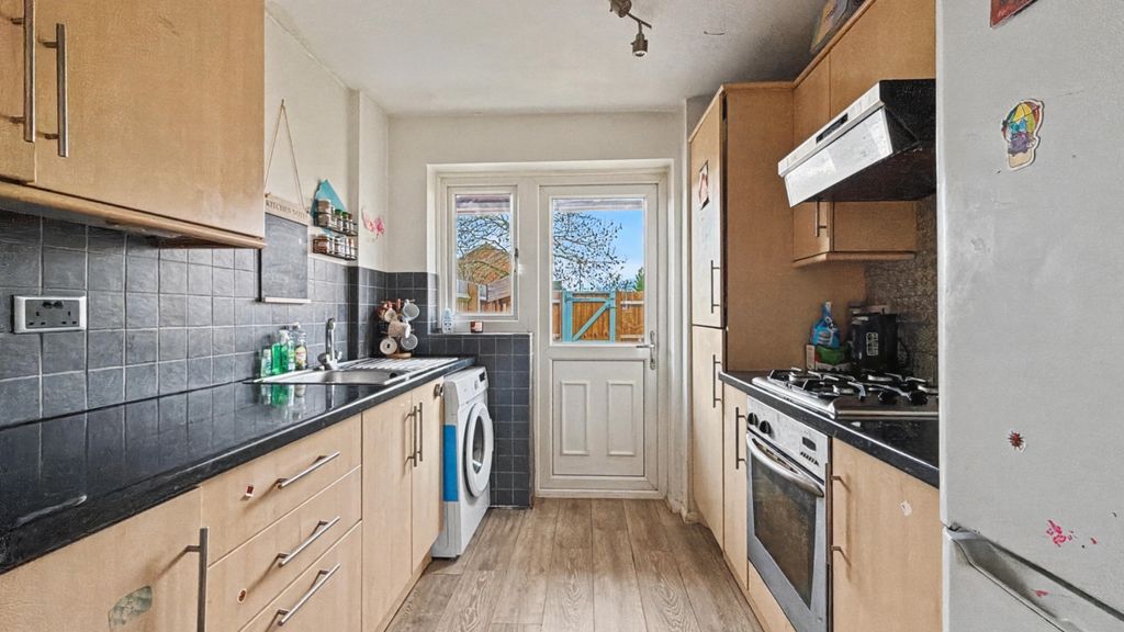 Property photo 3 of 10 4896372