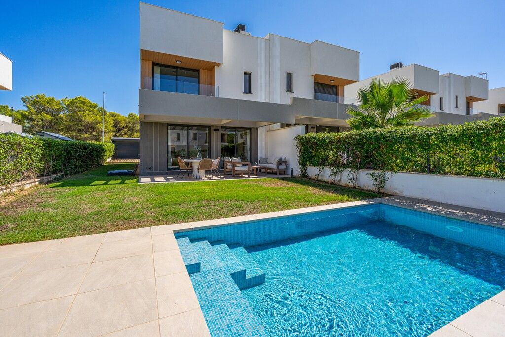 Property photo 2 of 20 Exterior And Pool.Jpg