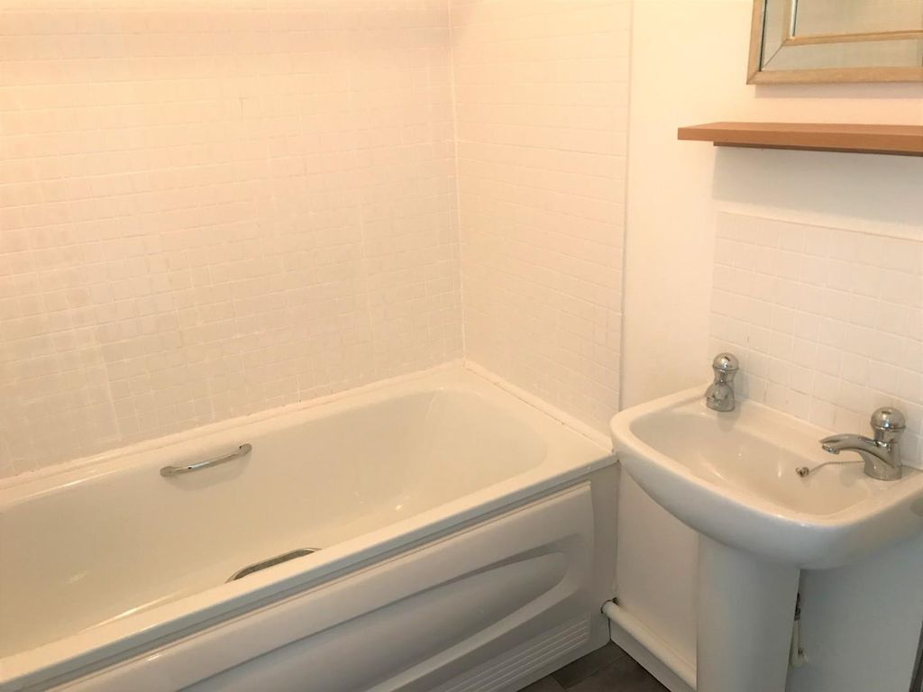 Property photo 1 of 9 Newbathroom (2).Jpg