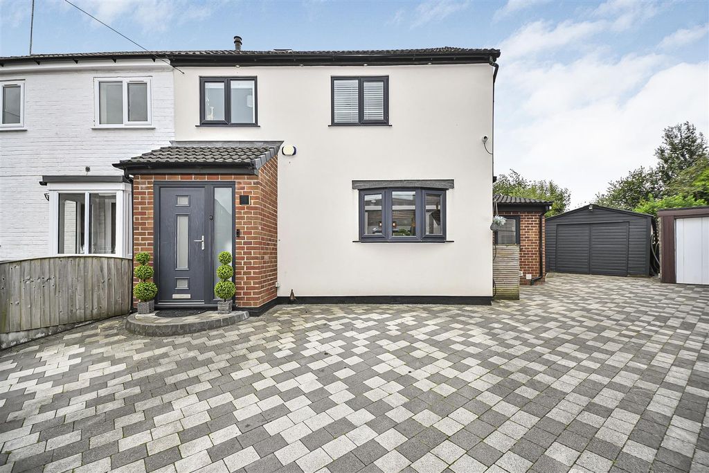 Property photo 2 of 61 74 Sandersons Croft External (4).Jpg