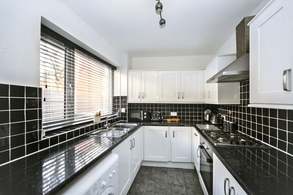 Property photo 3 of 25