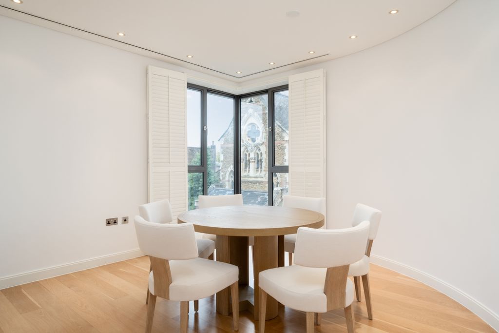 Property photo 3 of 16 Wycombe Square 1F...