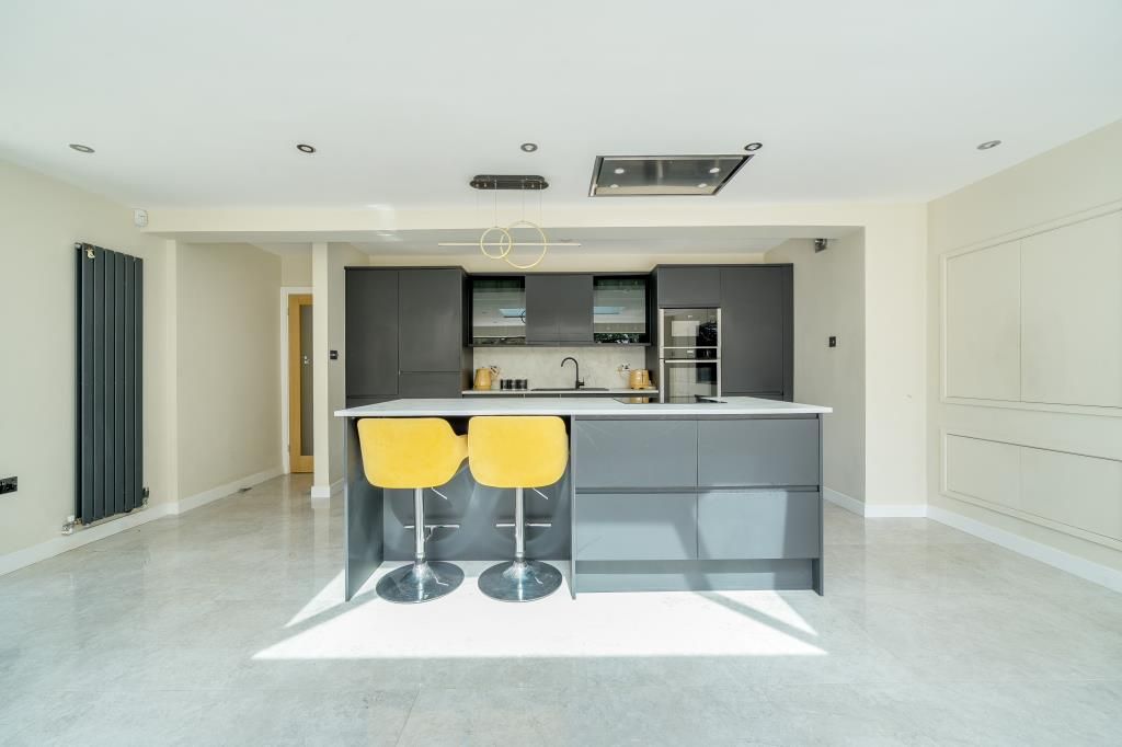 Property photo 3 of 19 Kitchen