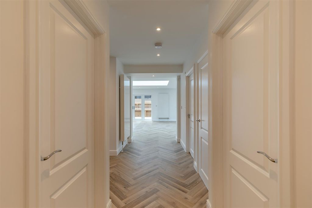 Property photo 3 of 47 8700048-Interior09.Jpg