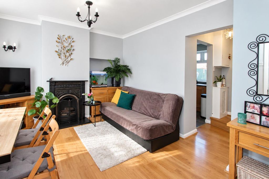 Property photo 2 of 20 Lounge.Png