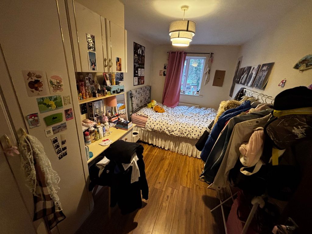 Property photo 3 of 6 Bright, Cosy Bedroom With A Double Bed By The Wind...