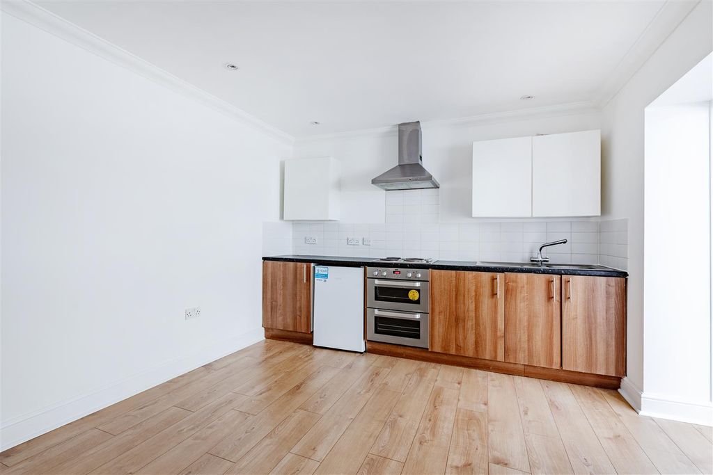 Property photo 2 of 9 Studio