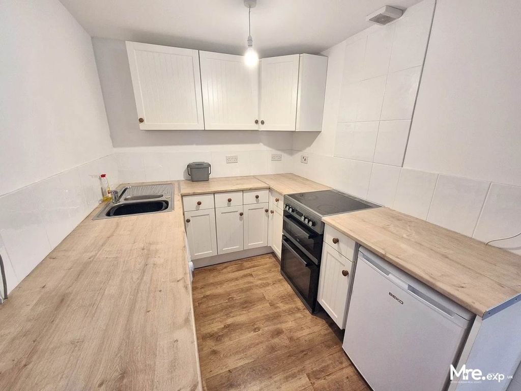 Property photo 3 of 6 066E1D02-3A40-4315-93Bb-A229B6Ede676