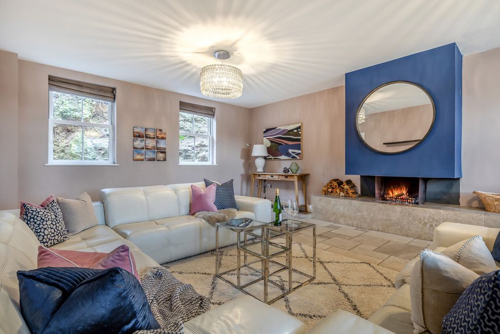 Property photo 2 of 36