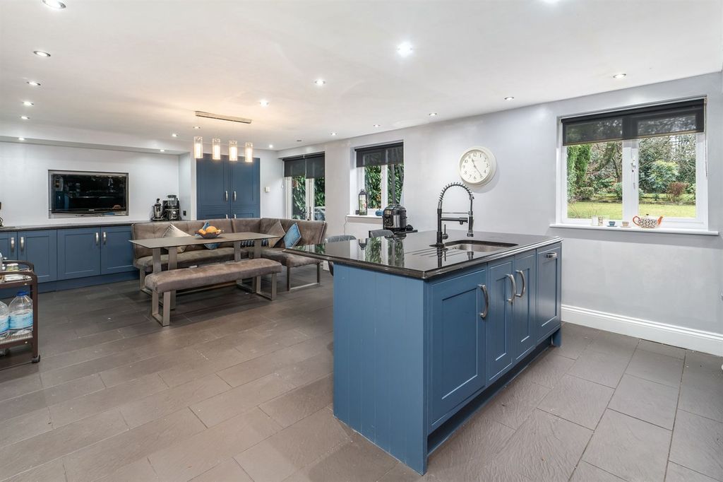 Property photo 3 of 17 Kitchen