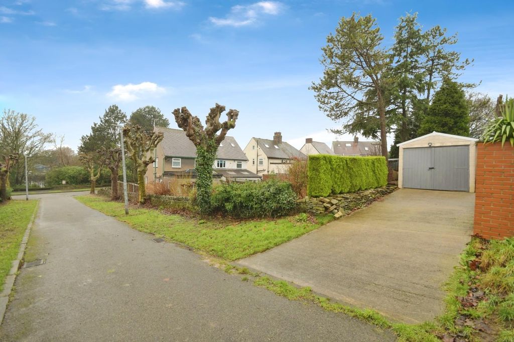 Property photo 3 of 21 Driveway Parking.Jpg