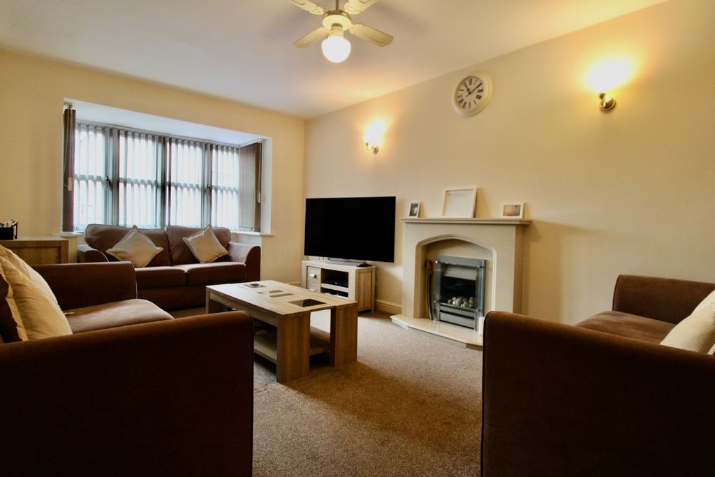 Property photo 3 of 19 Lounge