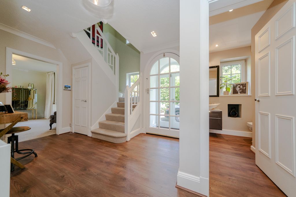 Property photo 2 of 35