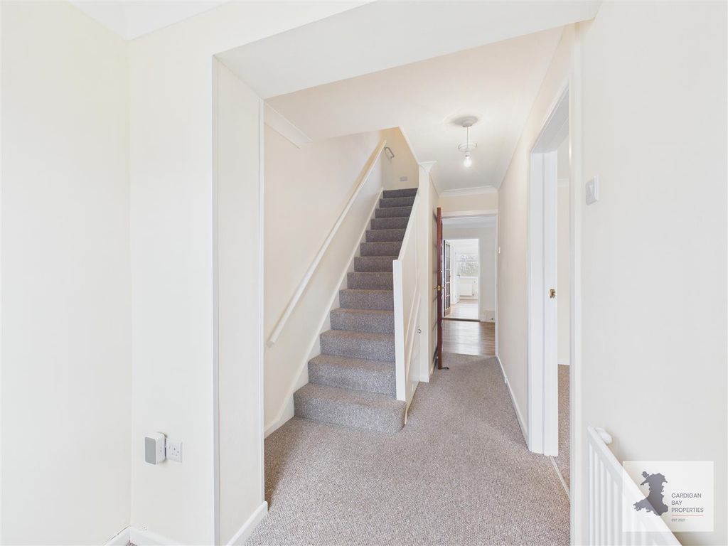 Property photo 3 of 35 Entrance Hall