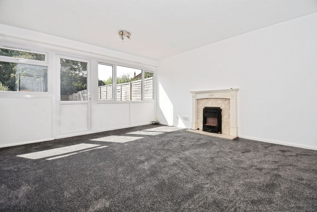 Property photo 3 of 10 Living Room