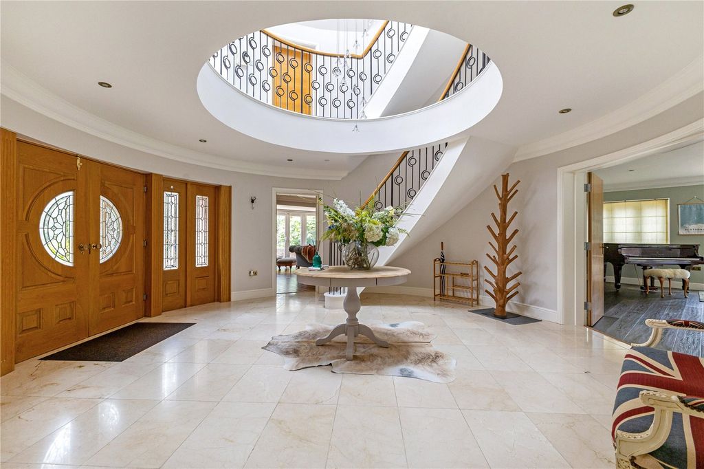 Property photo 3 of 32 Entrance Hall