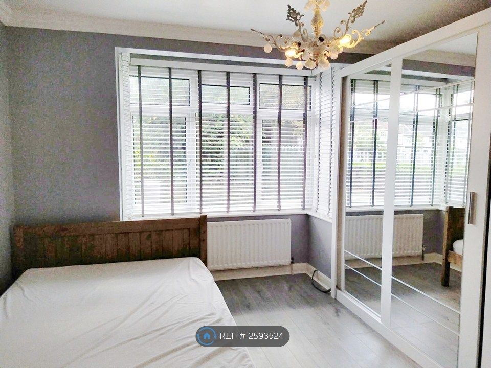 Property photo 3 of 18 Bedroom1_View02