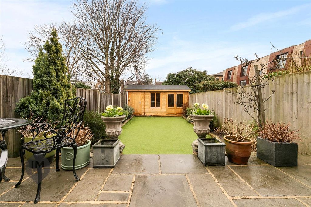 Property photo 2 of 7 Garden