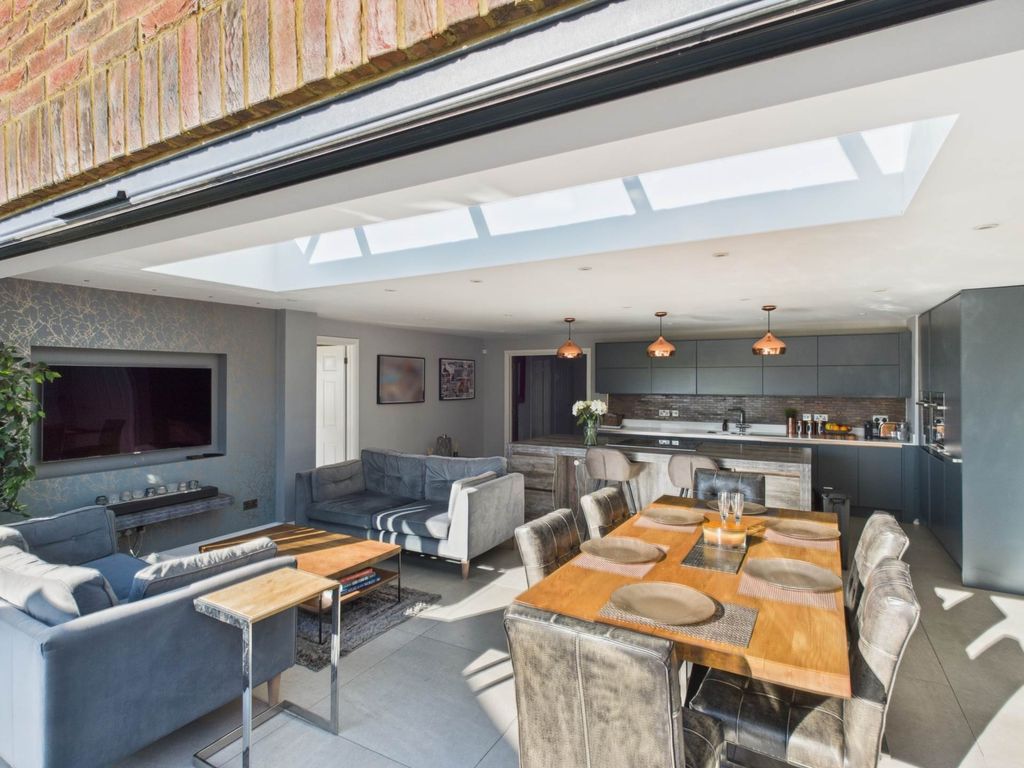 Property photo 3 of 27