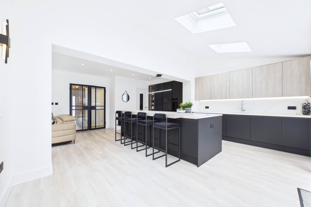 Property photo 2 of 36