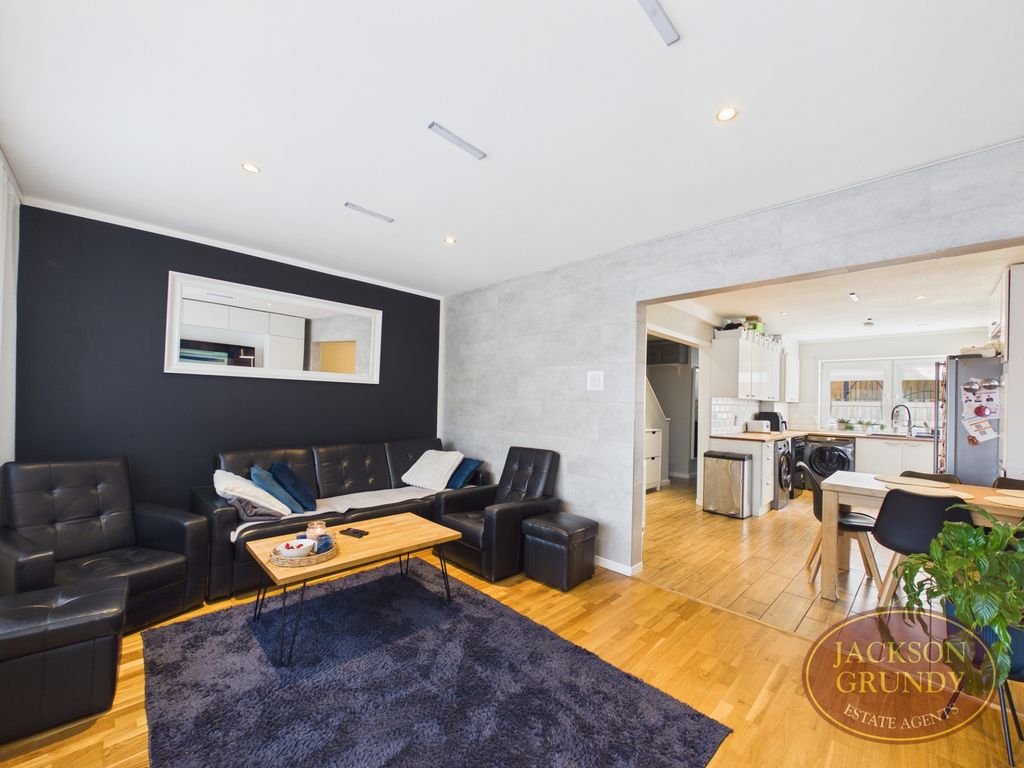 Property photo 2 of 18 Burrows Court